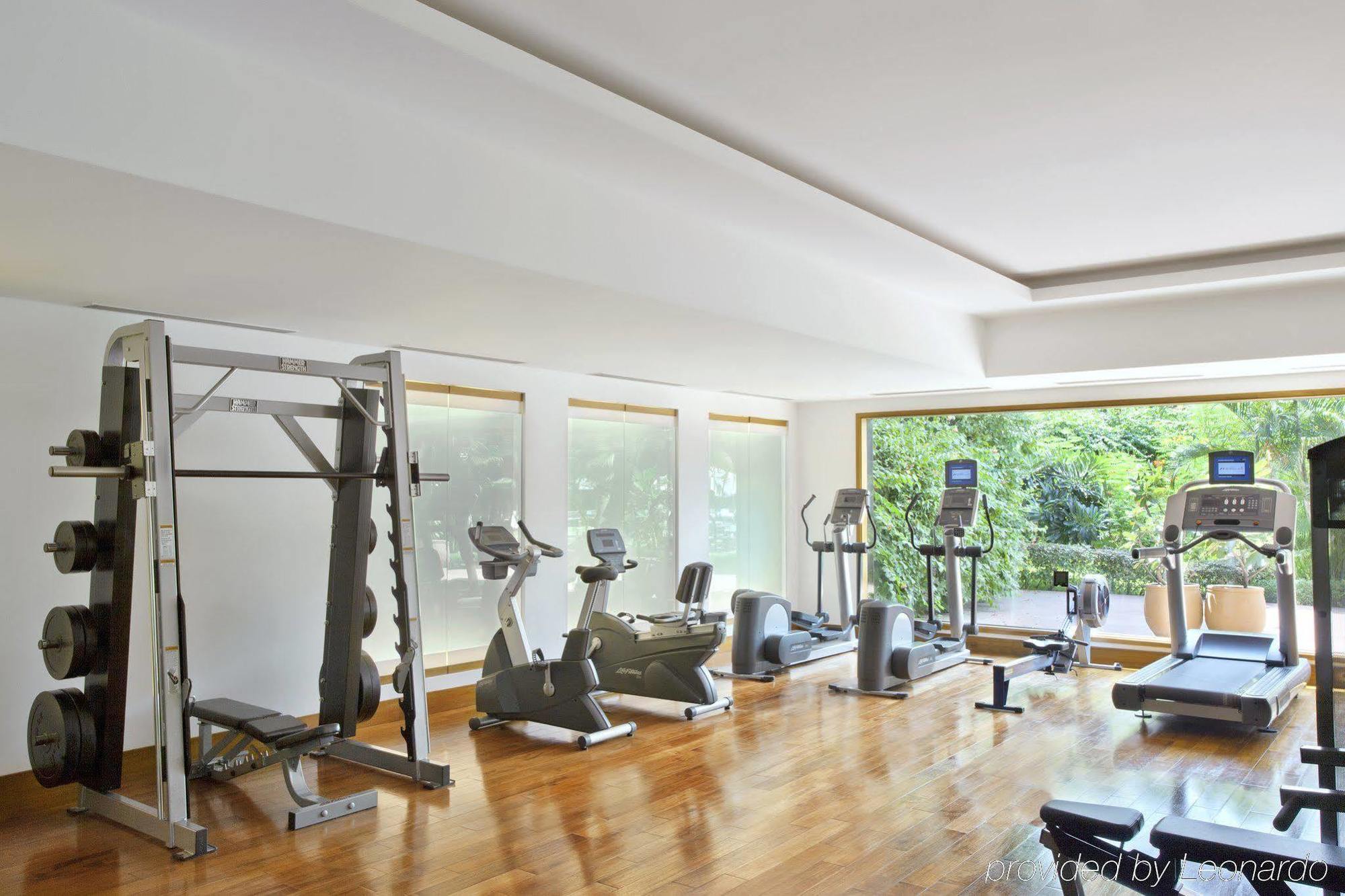 트라이던트 첸나이 호텔 시설 사진 The gym at the hotel